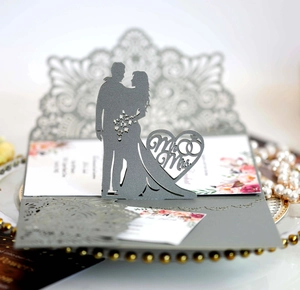Detaillierte lasergeschnittene Hochzeitseinladung mit Mr & Mrs Herzsilhouette in Silber