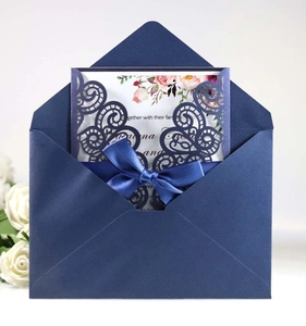 Détail de l'invitation découpée au laser violet avec ruban bleu et insert floral élégant