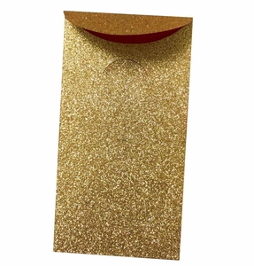 Détail de l'enveloppe rouge à paillettes dorées avec découpe laser et rabat arrondi