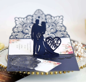 Detaillierte lasergemusterte Hochzeitskarte in Dunkelblau mit filigranem Mr & Mrs Design