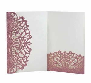 Elegante invito di nozze glitterato rosa tagliato al laser con motivi floreali traforati