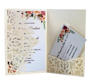 Vue détaillée du faire-part découpé au laser avec cartes à fleurs et inserts de réponse