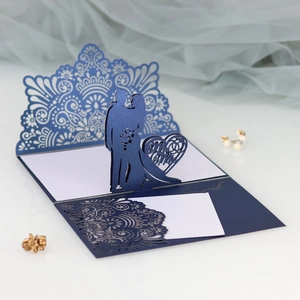 Marineblaue Laser-Cut Pop-up-Hochzeitseinladung mit Mr & Mrs Silhouette und floralem Muster