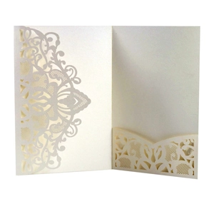 Détail de l'invitation en papier perlé ivoire avec des motifs mandala découpés au laser