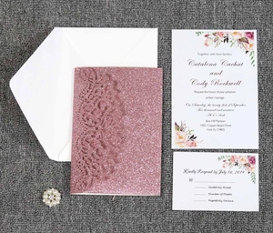 Partecipazione di nozze laser cut oro rosa glitterato con fiori e busta bianca elegante