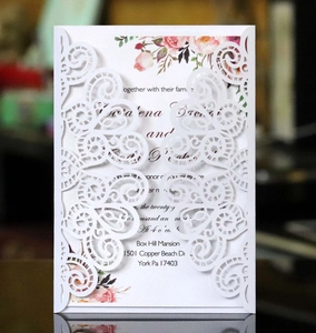 Détail du faire-part de mariage découpé au laser avec étui blanc et carte florale