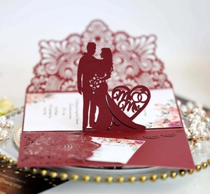 Detaillierte lasergeschnittene Hochzeitseinladung in Weinrot mit Mr & Mrs Herz Silhouette