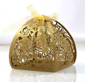 Detail van lasergesneden gouden bedankdoosje met bloemmotieven en een satijnen strikje