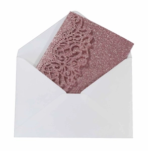 Partecipazione di nozze rosa glitterata tagliata al laser con pizzo elegante e busta
