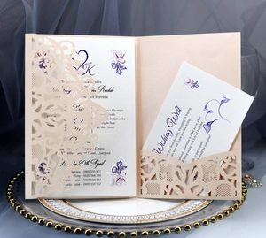 Faire-part de mariage découpé au laser avec carte florale sur plateau perlé