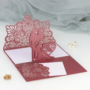 Burgunderfarbene 3D Laser-Hochzeitseinladung mit Spitzenmuster und Mr & Mrs Silhouette