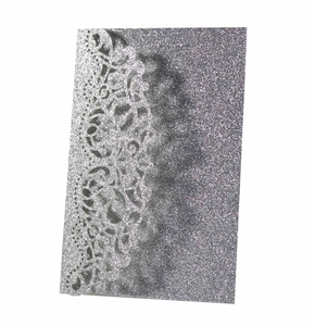 Biglietto d'invito matrimonio glitter argento con pizzo intagliato al laser su sfondo bianco