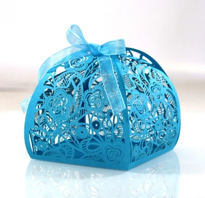 Lasergesneden blauwe geschenkdoos met rozenpatroon en lint voor bruiloft snoepjes