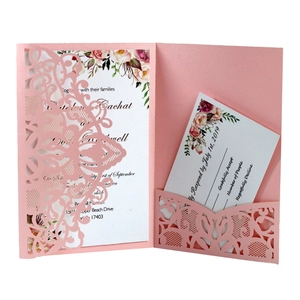 Détail de l'invitation de mariage découpée au laser rose avec carte fleurie perlée
