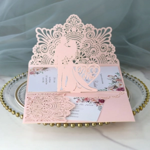 Detail der lasergeschnittenen Hochzeitseinladung mit rosa Karton und 3D-Silhouette-Design
