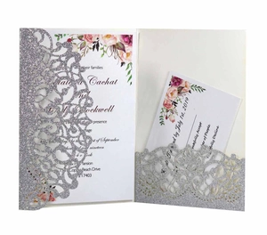 Elegante invito di nozze glitterato argento tagliato al laser con fiori e RSVP