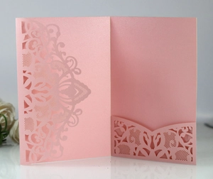 Détail du faire-part rose nacré avec découpe laser au motif floral élégant et fin
