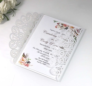 Détail de la dentelle florale découpée au laser et carte d'invitation de mariage élégante
