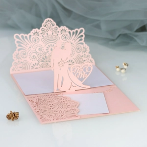Detail der rosa lasergeschnittenen Hochzeitskarte mit Mr & Mrs Herz- und Ringdesign