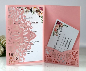 Faire-part de mariage rose découpé au laser avec carte florale et carte réponse