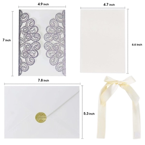 Partecipazione matrimonio viola glitterata con motivo pavone, carta crema e nastro