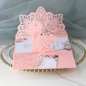 Laserschnitt Hochzeitskarte in Rosa mit Blumenmuster und Mr & Mrs Silhouette Motiv