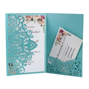 Détail du faire-part de mariage découpé au laser bleu canard avec carte à fleurs et RSVP