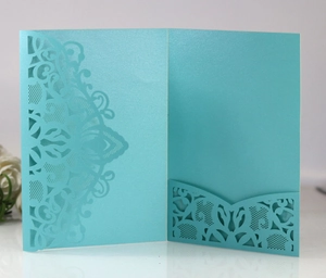 Détail du motif mandala découpé au laser sur carte d'invitation bleu perle