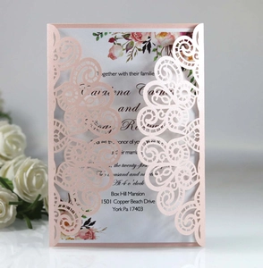 Détail de l'invitation de mariage rose découpée au laser avec carte intérieure fleurie