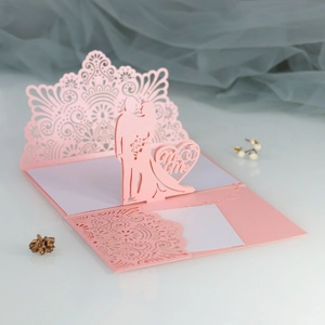 Detail einer rosa 3D-Hochzeitseinladung mit Laser-Schnitt und Mr & Mrs-Silhouette