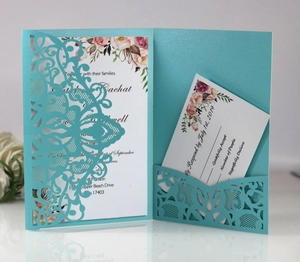 Faire-part de mariage découpé au laser en bleu sarcelle avec motifs floraux et carte RSVP