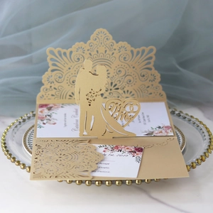 Detail der lasergeschnittenen Hochzeitskarte mit goldener Silhouette auf Glasteller