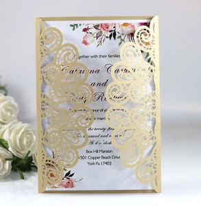 Détail de l'invitation en dentelle dorée découpée au laser avec carte florale élégante