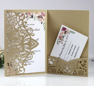 Détail de l'invitation de mariage dorée découpée au laser avec cartes à fleurs