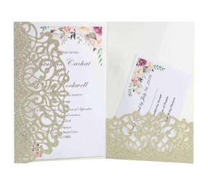 Dettaglio dell'invito di nozze laser champagne dorato con carta floreale e RSVP