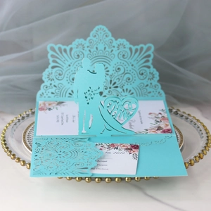 Detail der lasergeschnittenen Tiffany-blauen Hochzeitskarte mit floraler Einlage auf Tablett
