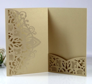 Détail de motifs mandala découpés au laser sur une invitation de mariage dorée champagne
