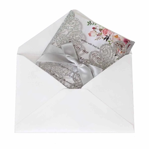 Invitation mariage argentée découpée au laser avec ruban gris et carte florale