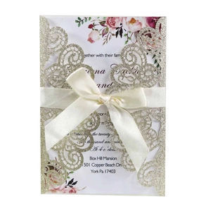 Faire-part de mariage pailleté découpé au laser avec nœud en satin et carte à fleurs