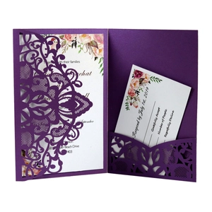 Détail du faire-part de mariage violet découpé au laser avec carte florale aquarelle