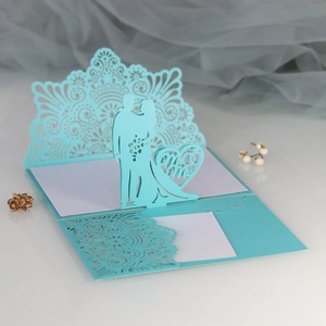 Detailansicht hellblaue Laser-Hochzeitseinladung mit Mr und Mrs Herz-Silhouette