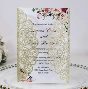 Détail du faire-part de mariage doré scintillant découpé au laser avec carte intérieure