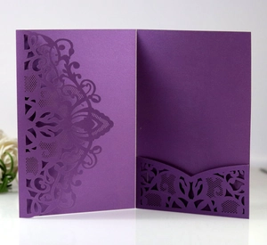 Détail du motif mandala violet découpé au laser sur la pochette et le papier perlé