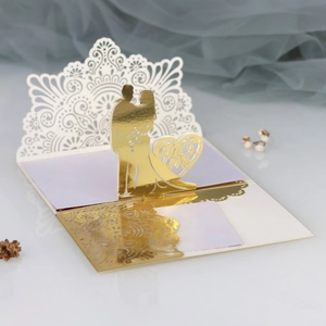 Detail der 3D-Laser-Hochzeitseinladung mit goldener Mr & Mrs Herz-Silhouette
