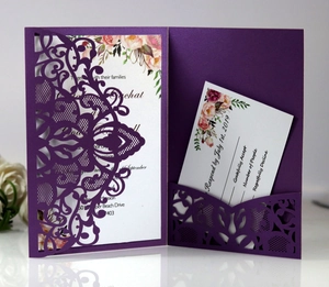 Détail de l'invitation de mariage bleu marine découpée au laser avec carte florale