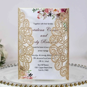 Détail de l'invitation de mariage découpée au laser avec motif paon et inserts floraux
