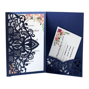 Détails du faire-part de mariage bleu marine découpé au laser avec carte de réponse