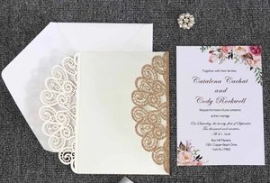 Détail de l'invitation de mariage découpée au laser avec paillettes et broche perle