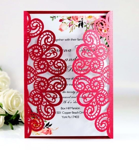Détail d'un faire-part de mariage rouge nacré découpé au laser avec carte intérieure fleurie
