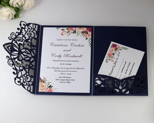 Détail de l'invitation de mariage bleue découpée au laser avec motif floral en dentelle